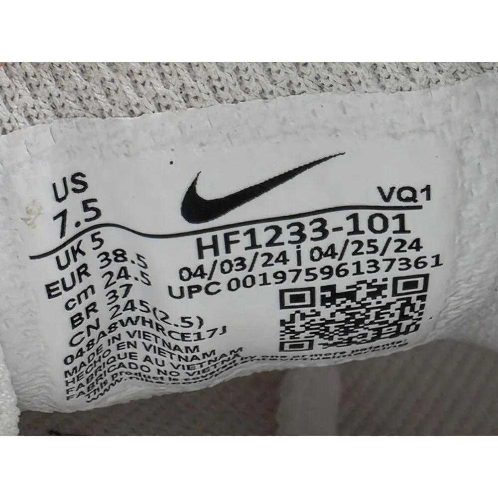 Nike Air Max Nuaxis Women’s 7.5 White Silver Running Gym Shoes Sneakers